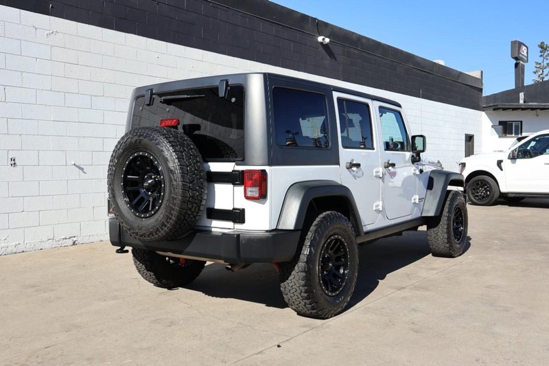 Jeep Wrangler Unlimited Vehicle Full-screen Gallery Image 05