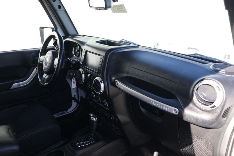 Jeep Wrangler Unlimited Vehicle Full-screen Gallery Image 21