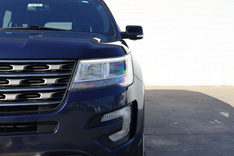 Ford Explorer Vehicle Full-screen Gallery Image 03