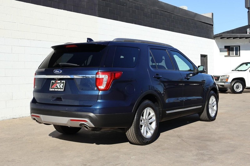 Ford Explorer Vehicle Full-screen Gallery Image 05