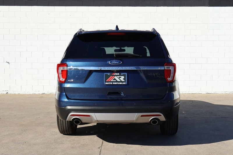 Ford Explorer Vehicle Full-screen Gallery Image 06