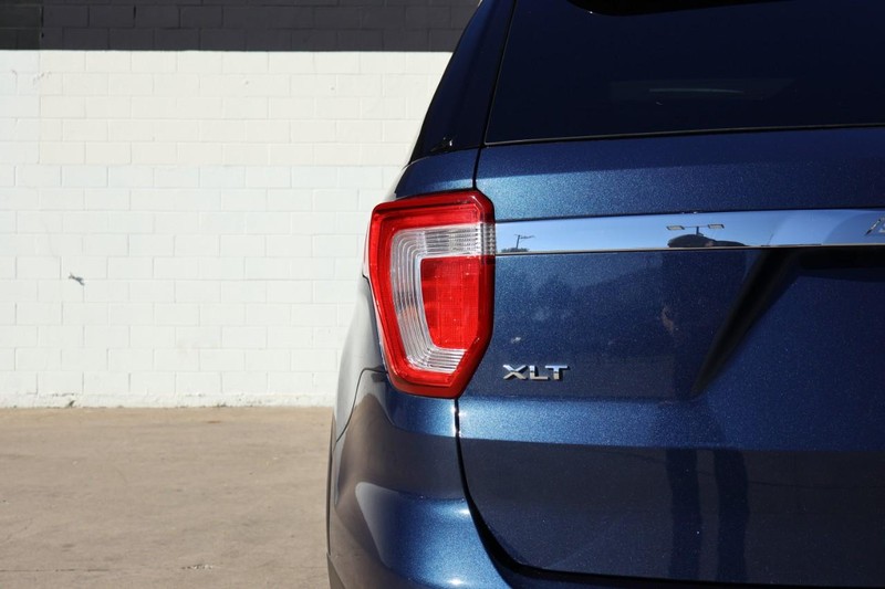 Ford Explorer Vehicle Full-screen Gallery Image 07