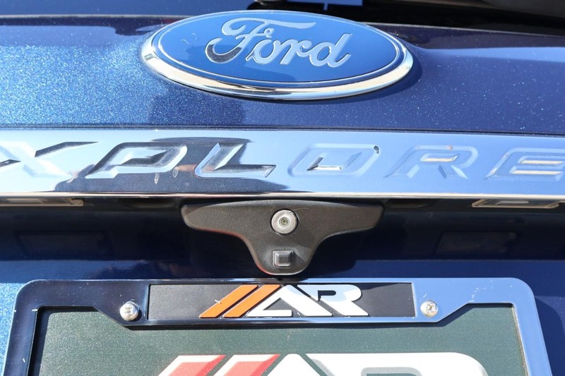 Ford Explorer Vehicle Full-screen Gallery Image 08