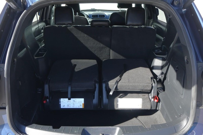 Ford Explorer Vehicle Full-screen Gallery Image 09