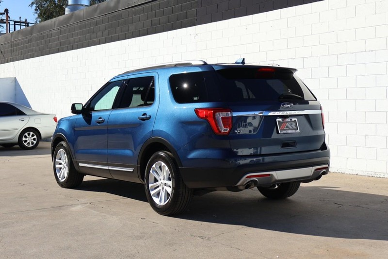 Ford Explorer Vehicle Full-screen Gallery Image 10