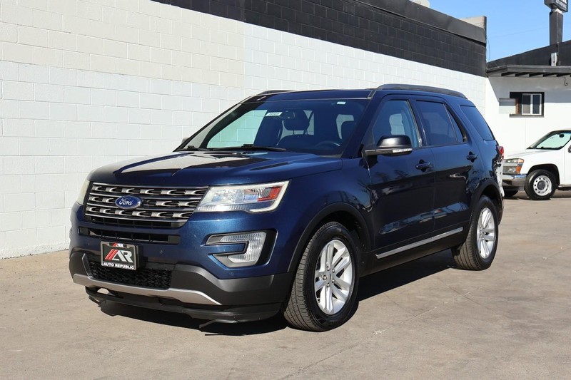 Ford Explorer Vehicle Full-screen Gallery Image 12
