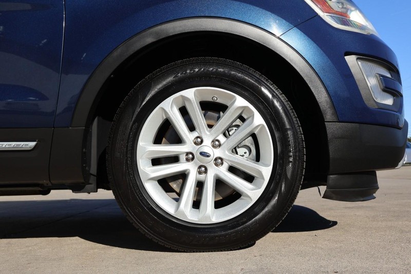 Ford Explorer Vehicle Full-screen Gallery Image 14