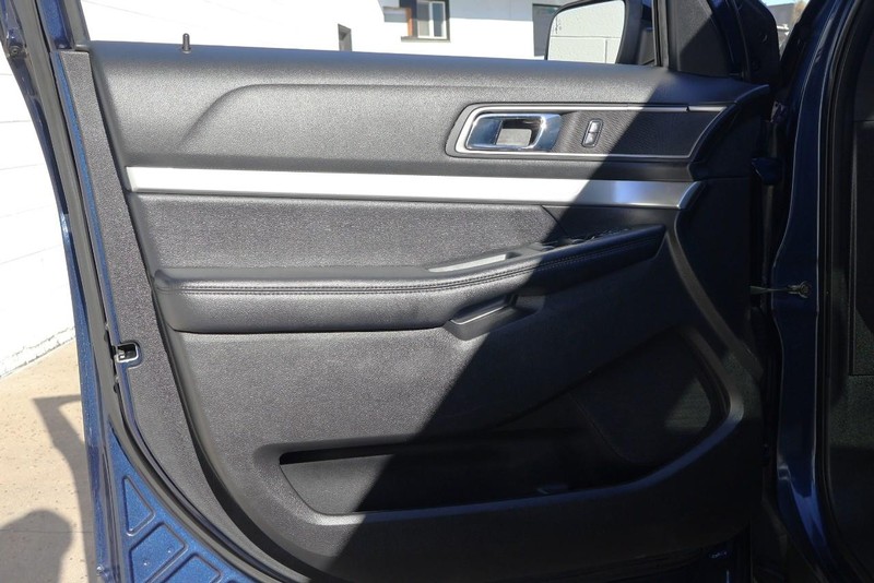 Ford Explorer Vehicle Full-screen Gallery Image 15