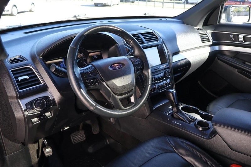 Ford Explorer Vehicle Full-screen Gallery Image 16