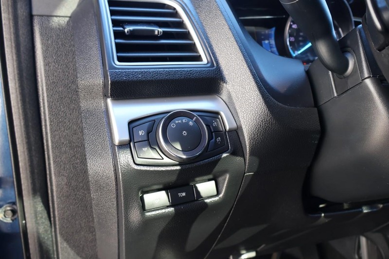 Ford Explorer Vehicle Full-screen Gallery Image 17