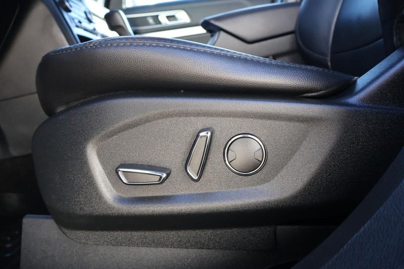 Ford Explorer Vehicle Full-screen Gallery Image 18