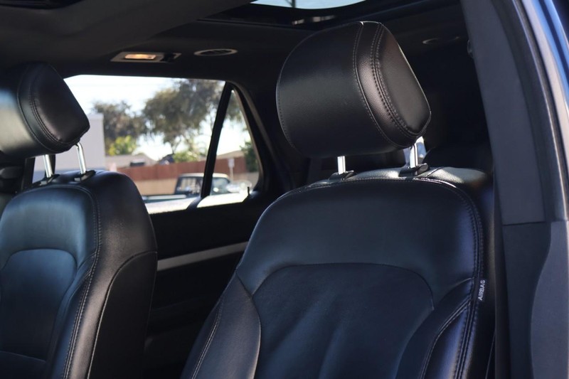 Ford Explorer Vehicle Full-screen Gallery Image 20