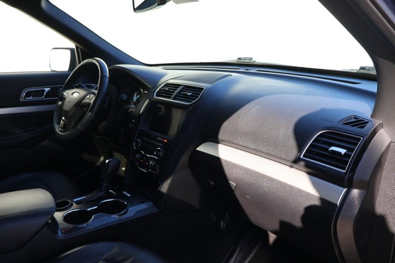 Ford Explorer Vehicle Full-screen Gallery Image 21