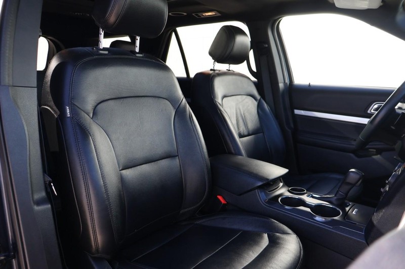 Ford Explorer Vehicle Full-screen Gallery Image 23