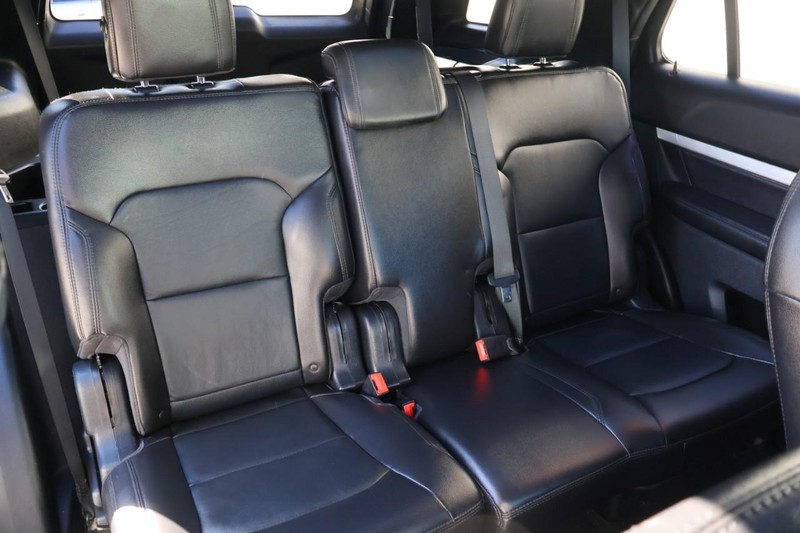 Ford Explorer Vehicle Full-screen Gallery Image 24