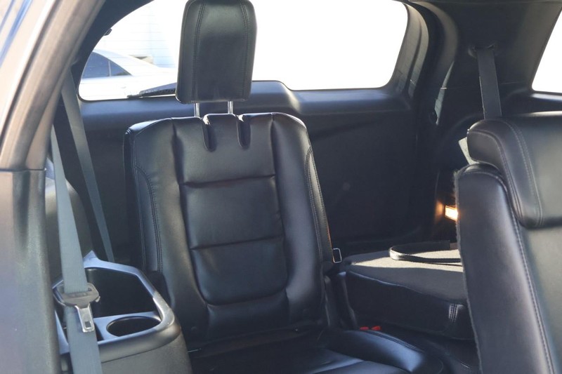 Ford Explorer Vehicle Full-screen Gallery Image 25