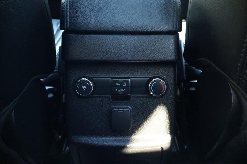 Ford Explorer Vehicle Full-screen Gallery Image 26