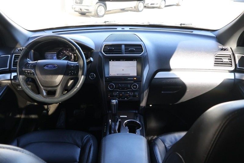 Ford Explorer Vehicle Full-screen Gallery Image 27