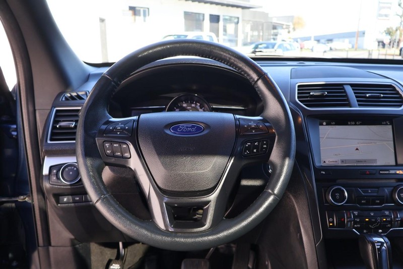 Ford Explorer Vehicle Full-screen Gallery Image 29