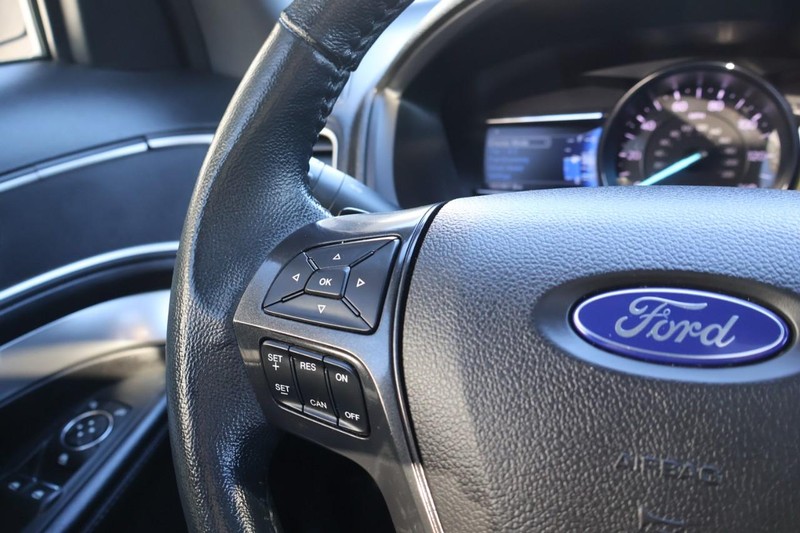 Ford Explorer Vehicle Full-screen Gallery Image 30