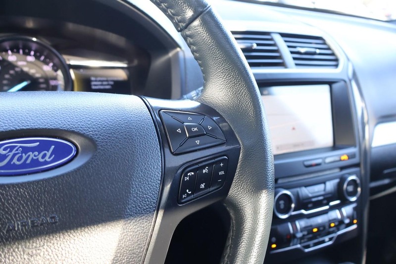 Ford Explorer Vehicle Full-screen Gallery Image 31