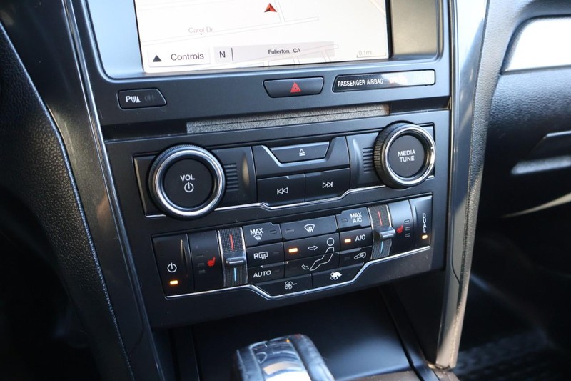 Ford Explorer Vehicle Full-screen Gallery Image 36