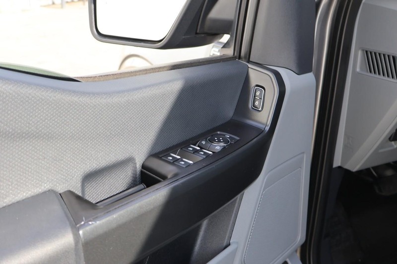 Ford F-150 Vehicle Full-screen Gallery Image 18