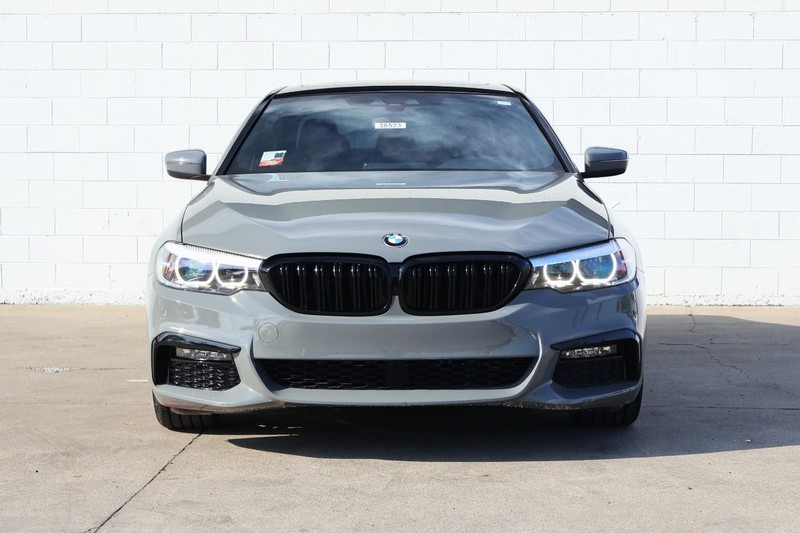 BMW 5 Series Vehicle Full-screen Gallery Image 02