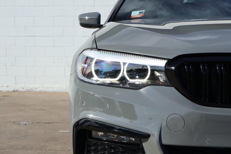 BMW 5 Series Vehicle Full-screen Gallery Image 03