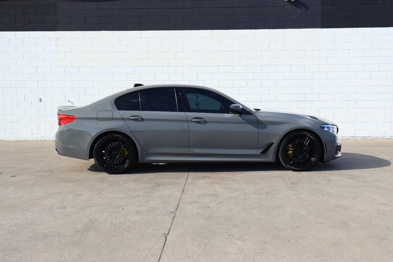 BMW 5 Series Vehicle Full-screen Gallery Image 04