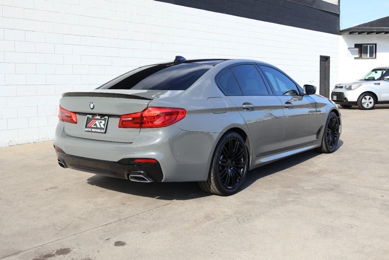 BMW 5 Series Vehicle Full-screen Gallery Image 05