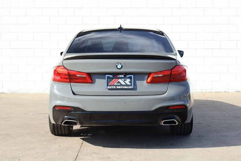 BMW 5 Series Vehicle Full-screen Gallery Image 06