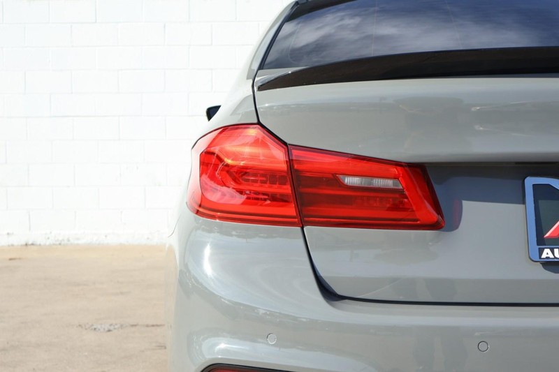BMW 5 Series Vehicle Full-screen Gallery Image 07
