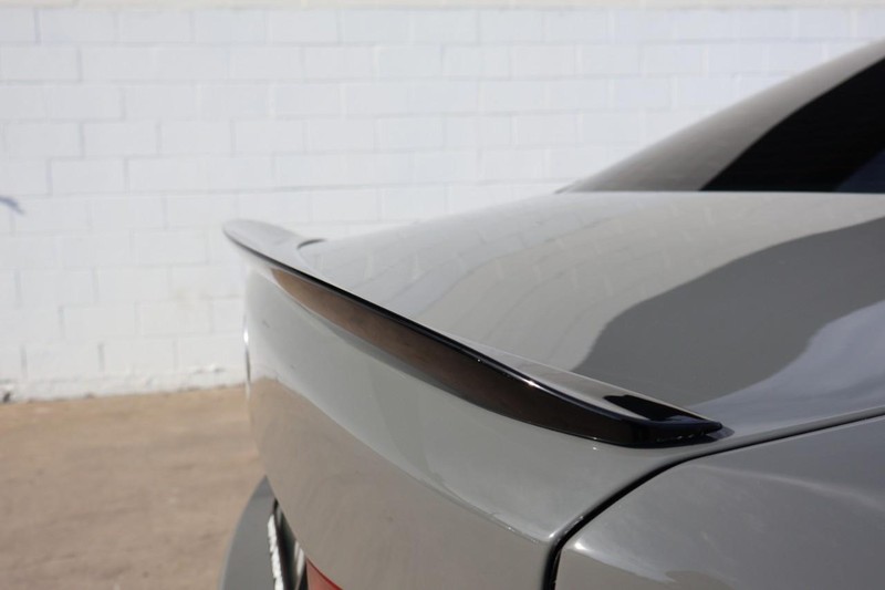 BMW 5 Series Vehicle Full-screen Gallery Image 09