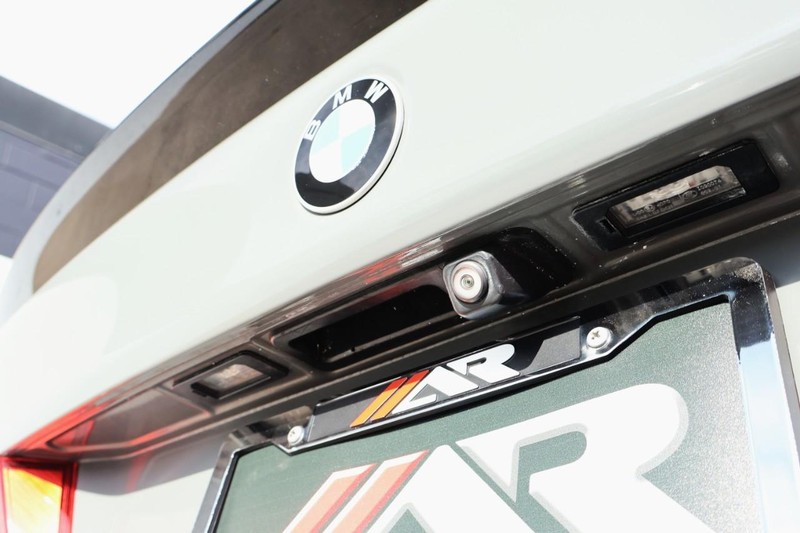 BMW 5 Series Vehicle Full-screen Gallery Image 10