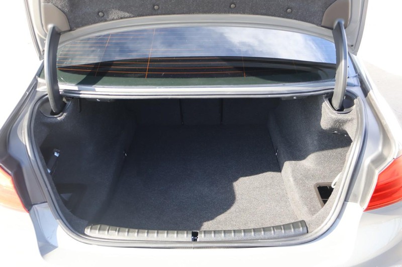 BMW 5 Series Vehicle Full-screen Gallery Image 11