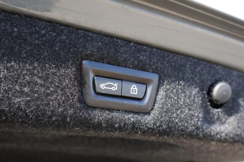 BMW 5 Series Vehicle Full-screen Gallery Image 12