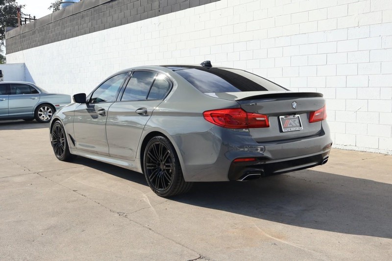 BMW 5 Series Vehicle Full-screen Gallery Image 13