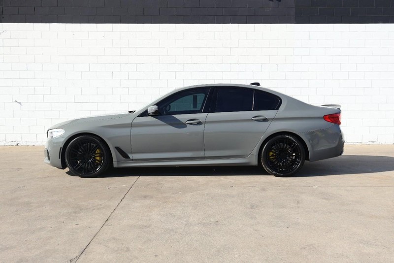 BMW 5 Series Vehicle Full-screen Gallery Image 14