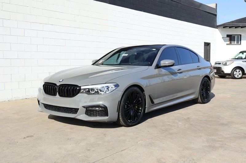 BMW 5 Series Vehicle Full-screen Gallery Image 15