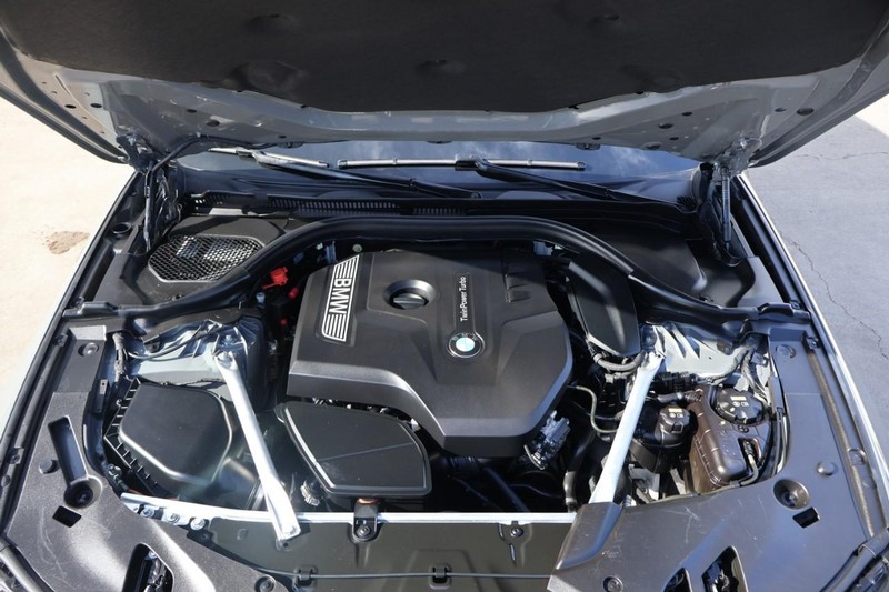 BMW 5 Series Vehicle Full-screen Gallery Image 16