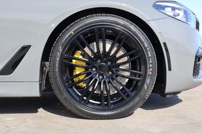 BMW 5 Series Vehicle Full-screen Gallery Image 17