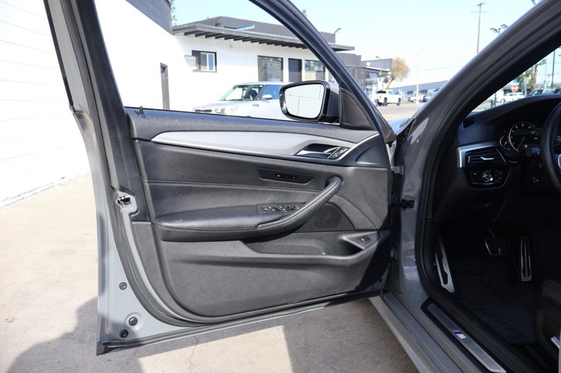 BMW 5 Series Vehicle Full-screen Gallery Image 18