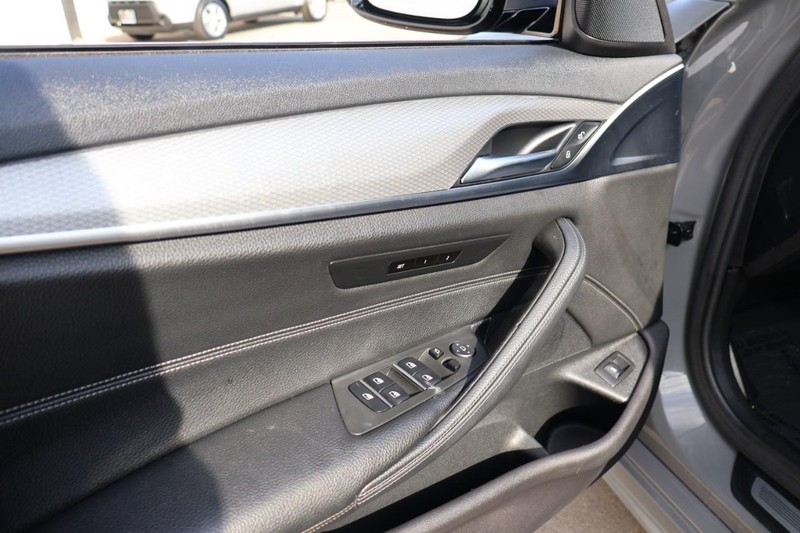 BMW 5 Series Vehicle Full-screen Gallery Image 19