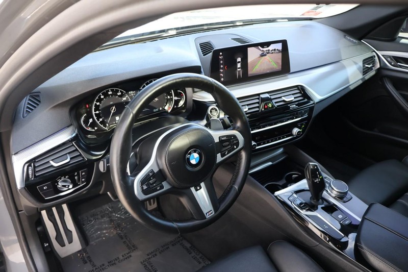BMW 5 Series Vehicle Full-screen Gallery Image 20