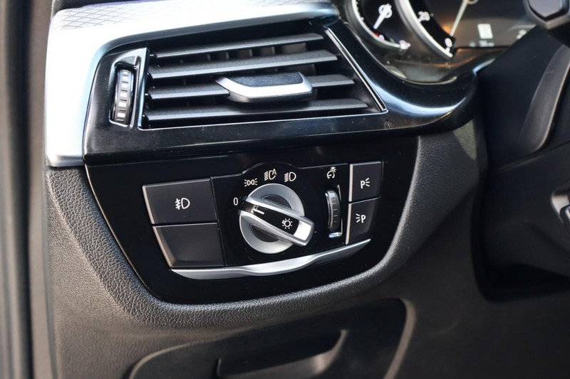 BMW 5 Series Vehicle Full-screen Gallery Image 21