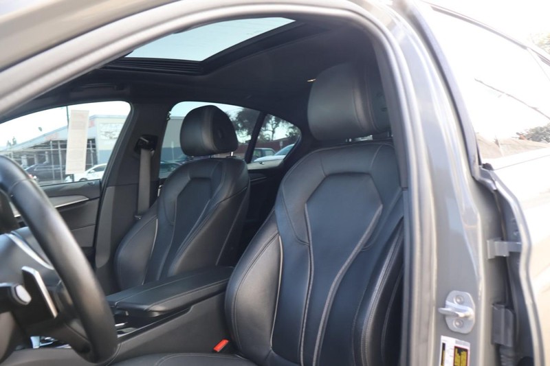 BMW 5 Series Vehicle Full-screen Gallery Image 22