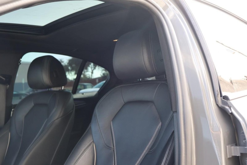 BMW 5 Series Vehicle Full-screen Gallery Image 23