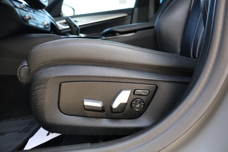 BMW 5 Series Vehicle Full-screen Gallery Image 24