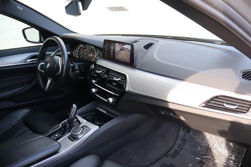 BMW 5 Series Vehicle Full-screen Gallery Image 25